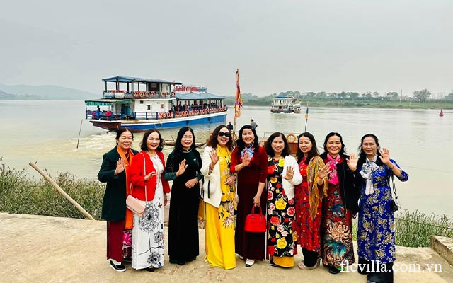 Du khách checkin chờ tàu cập bến